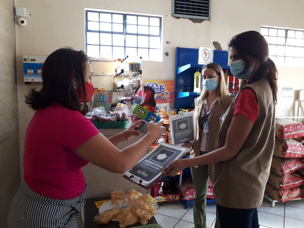 Fiscais fiscalizam estabelecimentos em Ara&ccedil;atuba &mdash; Foto: Divulga&ccedil;&atilde;o/Prefeitura de Ara&ccedil;atuba