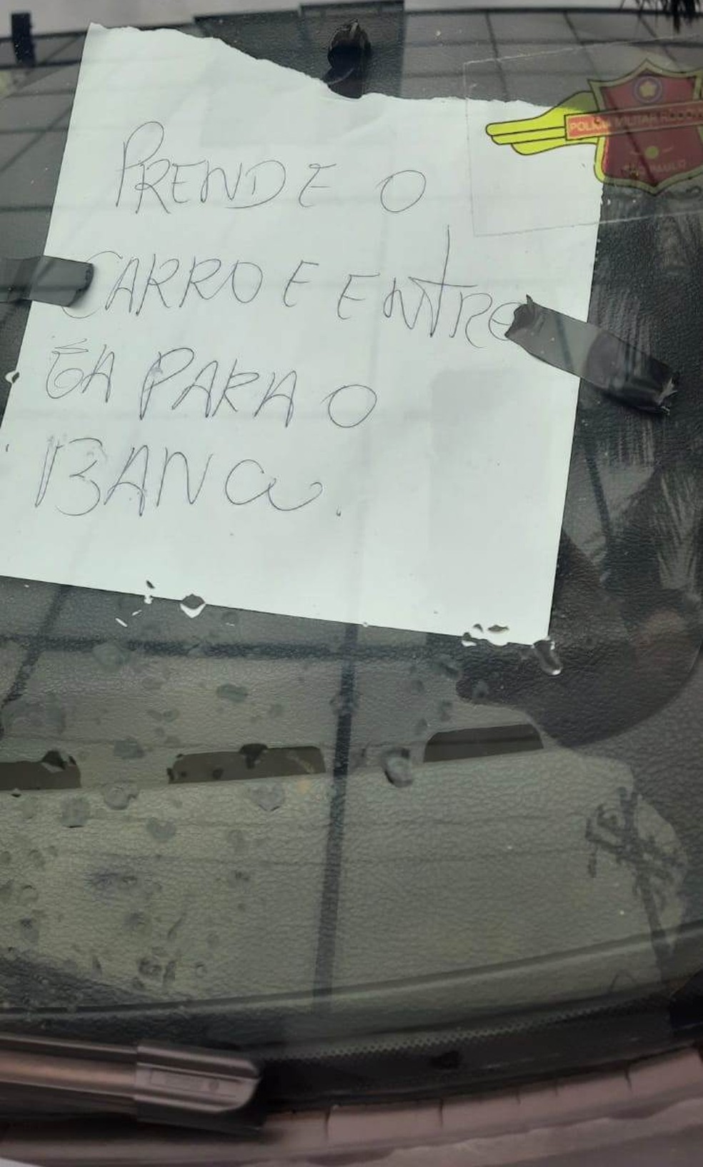 Mensagem deixada em carro abandonado na frente de delegacia em Americana — Foto: Guarda de Americana