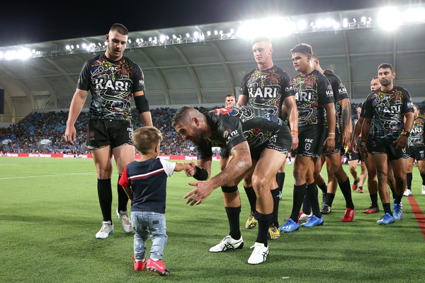 O menino Quaden Bayles entrando com os jogadores antes da partida de rugby entre os Indigenous All-Stars e os New Zealand Maori Kiwis All-Stars, na Austrália  (Foto: Getty Images)
