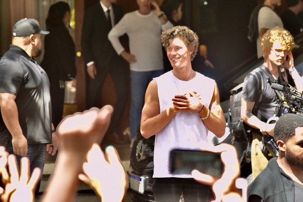 Shawn Mendes cumprimenta fãs no hotel (Foto: Marcelo Sá Barretto/AgNews)