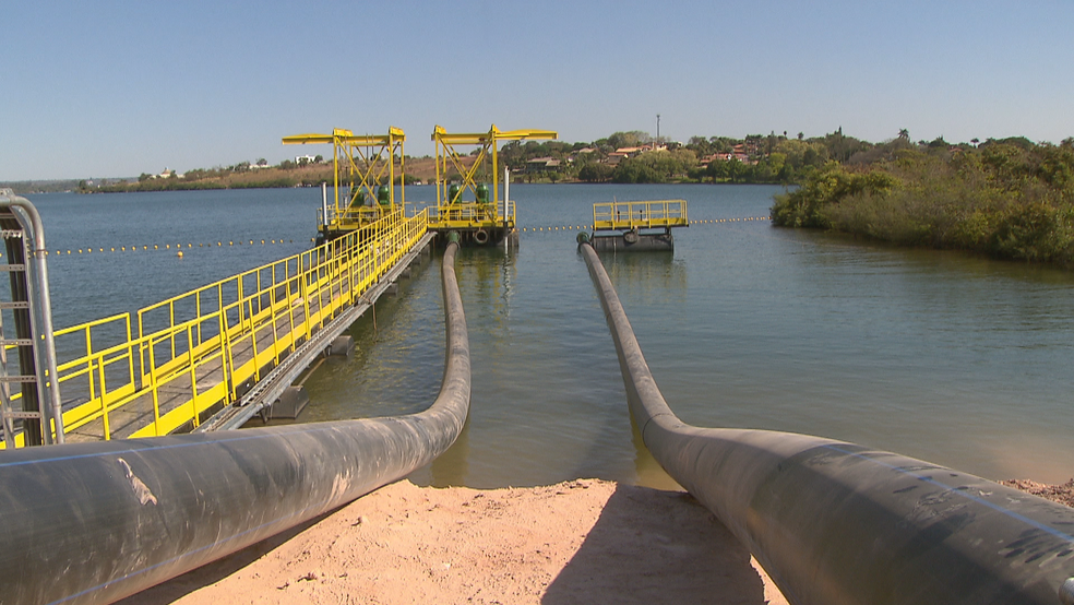 Tubulação usada para captar água do Lago Paranoá (Foto: TV Globo/Reprodução)