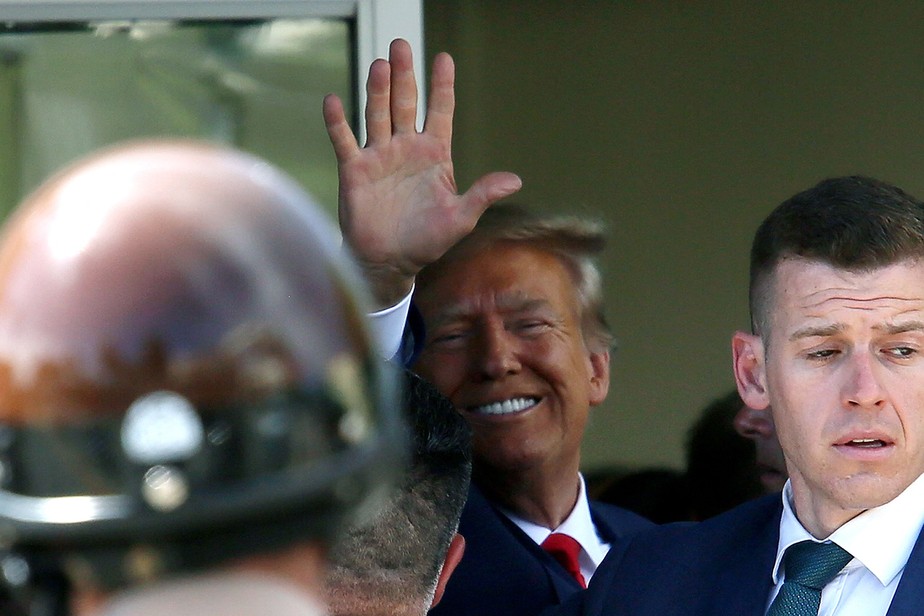 Donald Trump acena para apoiadores ao chegar no restaurante cubano Versailles.
