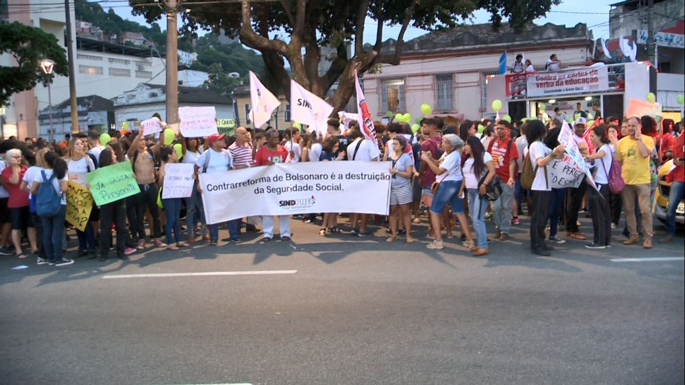 Manifestantes que saíram do Ifes — Foto: Wagner Martins/TV Gazeta
