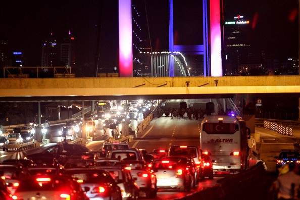 Forças armadas bloqueiam pontes em Istambul (Foto: Gokhan Tan / Stringer/Getty Images)