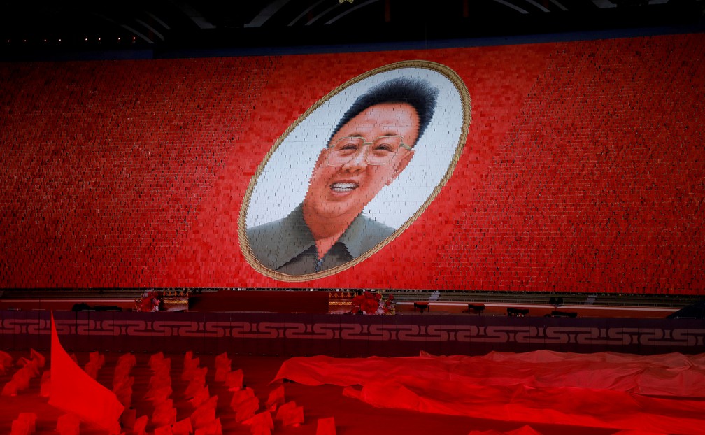 Imagem de Kim Jong-il, pai de Kim Jong-un, nas arquibancadas do estádio May Day durante os "Mass Games" de 2018 — Foto: Danish Siddiqui/Arquivo/Reuters