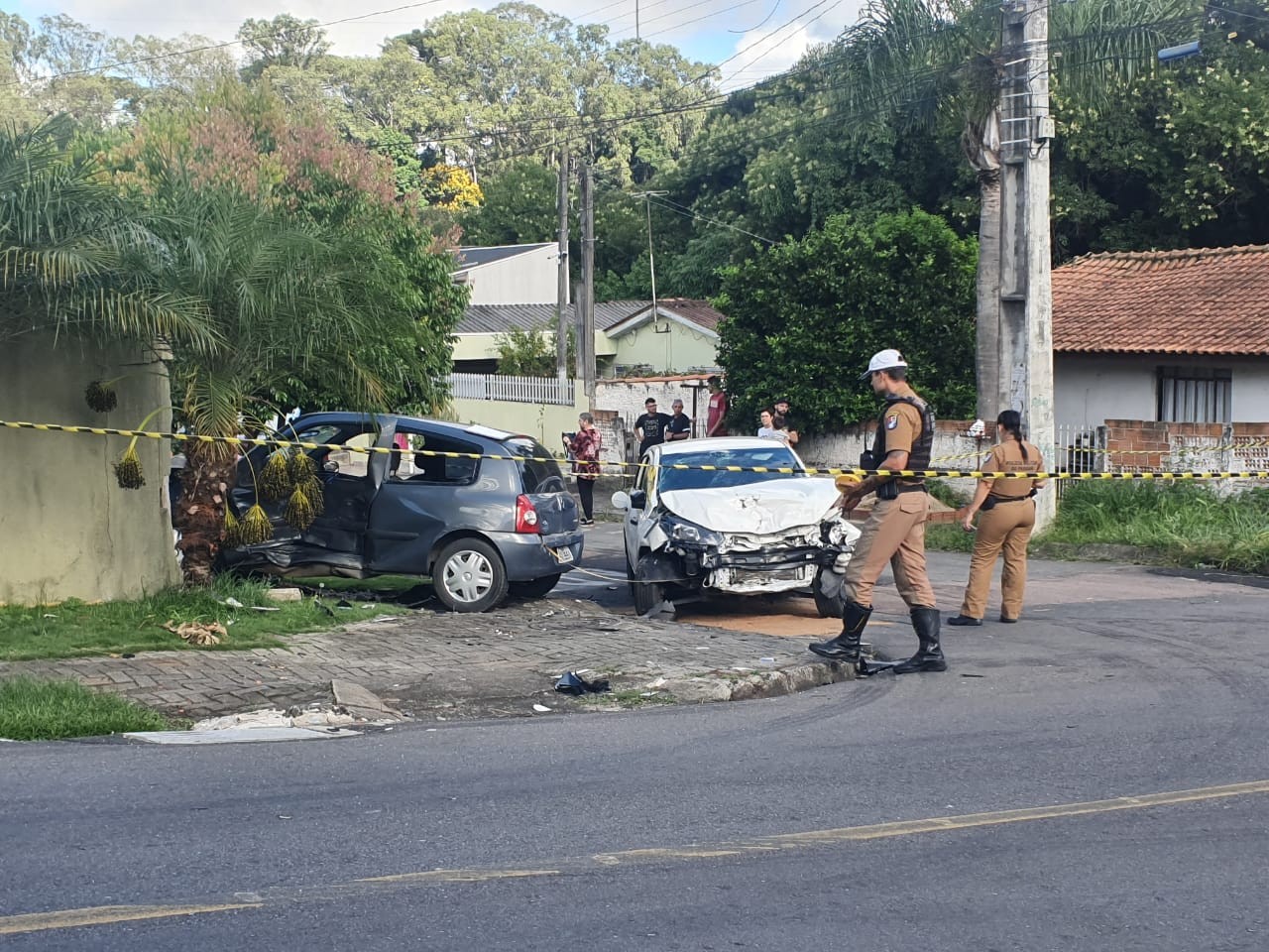 Mulher morre e duas pessoas ficam feridas após batida entre dois carros em Curitiba, diz polícia