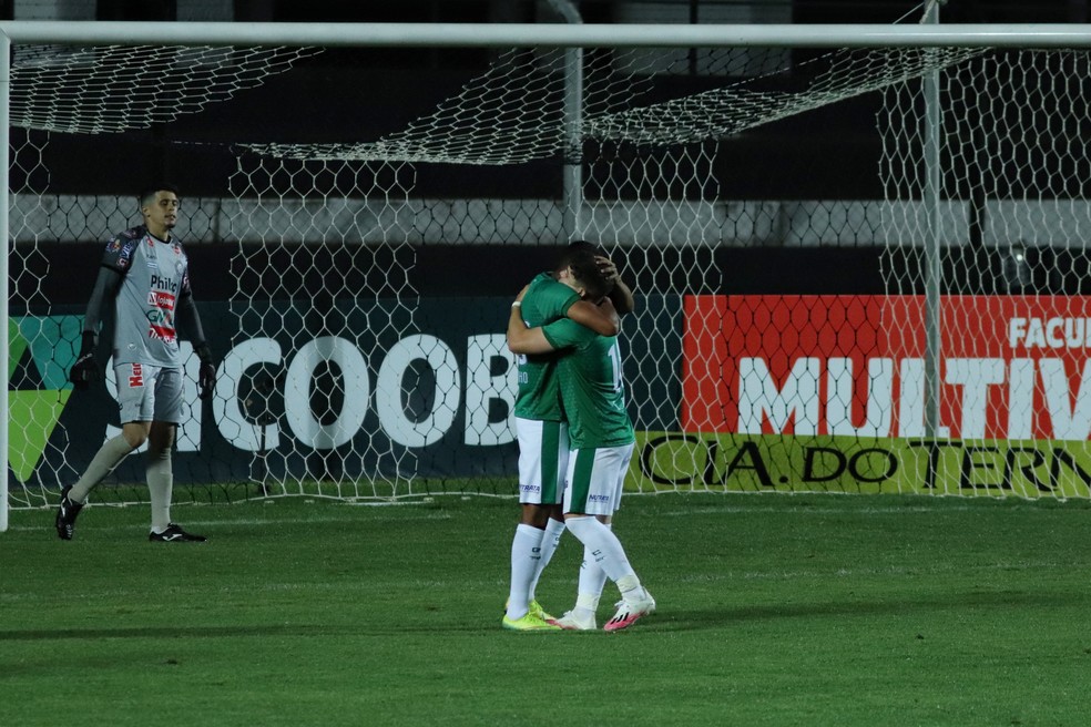 Junior Todinho e Eduardo Person comemoram gol pelo Guarani — Foto: JOãO VITOR REZENDE BORBA/AGIF - AGÊNCIA DE FOTOGRAFIA/ESTADÃO
