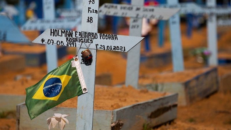 BBC - Segundo as análises, próximas semanas podem ser marcadas por um novo agravamento da pandemia de covid-19 no Brasil (Foto: MICHAEL DANTAS/GETTY IMAGES)