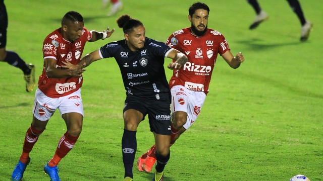 Felipe Gedoz recebe a marcação de Pedro Bambu e Tiago Real