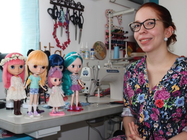 Neila Silveira, 30 anos, mantém coleção com 10 bonecas Blythes  (Foto: Patrícia Andrade/G1)