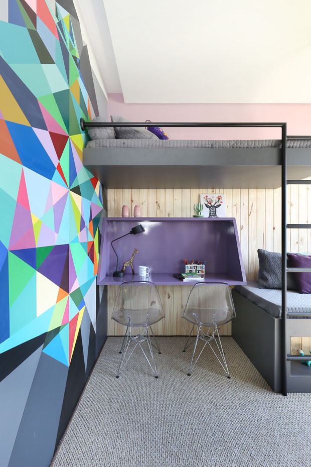 Apartamento de 45 m² tem décor com móveis ultra violet, a cor de 2018 (Foto: Divulgação)