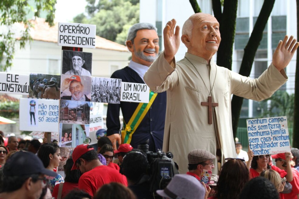 Bonecos gigantes em homenagem ao ex-presidente Lula e a Dom Helder Camara integraram ato convocado pela CUT no Recife (Foto: Marlon Costa/Pernambuco Press)