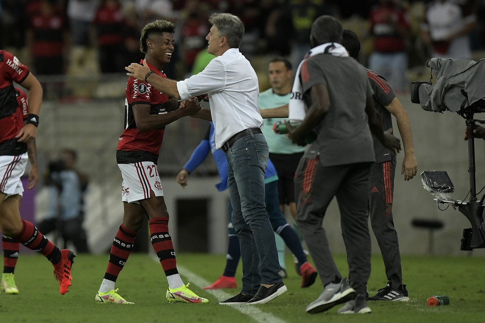 Bruno Henrique recebe os cumprimentos de Renato depois do gol do Flamengo � Foto: Staff Images / CONMEBOL