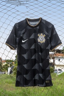 Corinthians mostra nova camisa II em alambrado