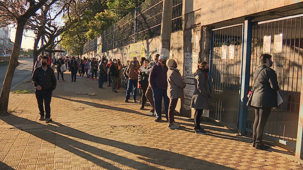 Fila em frente à agência do INSS tinha cerca de 70 pessoas nesta segunda — Foto: Reprodução / RBS TV 