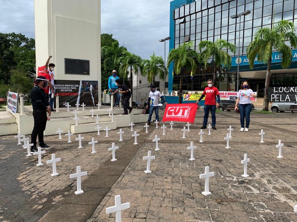 Sindicatos colocaram cruzes para lembra vítimas da Covid-19 — Foto: Arquivo pessoal