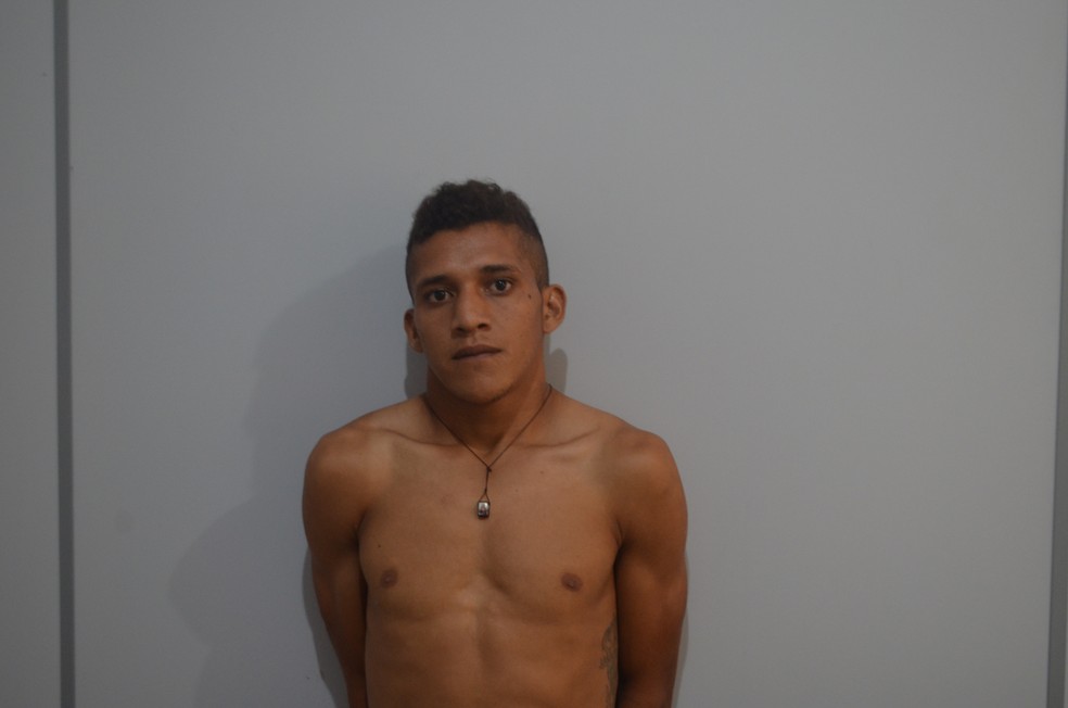 Passageiro confessou que foi a Cruzeiro do Sul buscar droga  (Foto: Adelcimar Carvalho/G1)