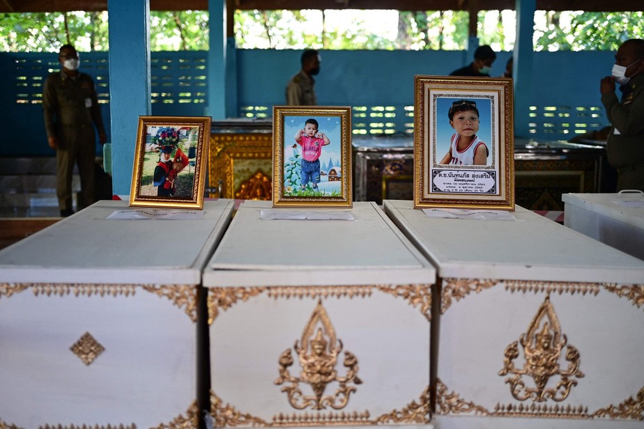 Retratos de crianças vítimas são exibidos no topo de seus caixões para os rituais fúnebres no templo Wai Si Uthai em Na Klang, na província de Nong Bua Lam Phu, Nordeste da Tailândia, após massacre em creche