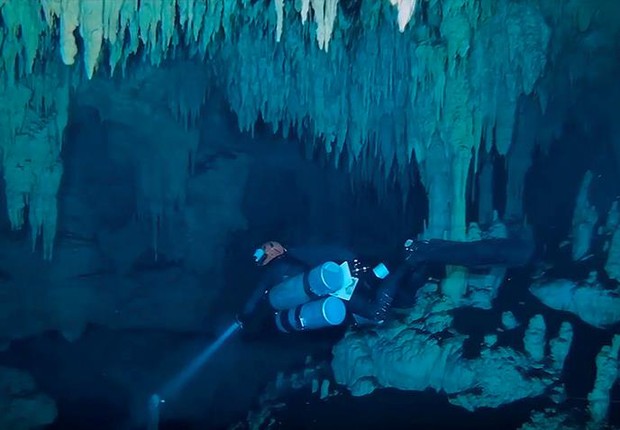 Imagem extraída de um vídeo do Instituto Nacional de Antropología e Historia (INAH) que mostra a exploração dentro da caverna de Sac Atun, em Tulum, México (Foto: EFE/INAH )