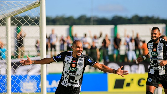 Fidélis comemora gol do ASA contra o Murici