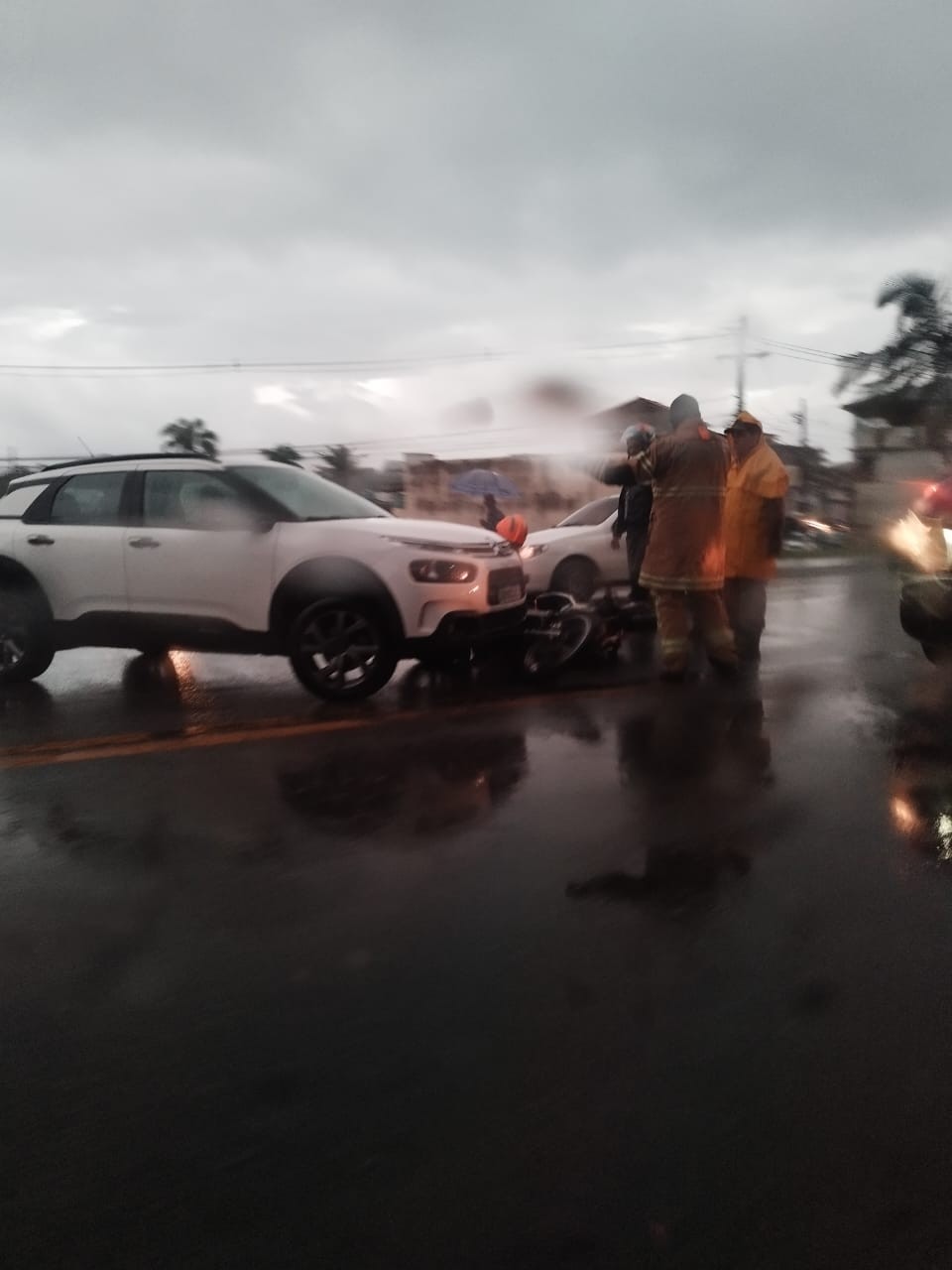 Acidente entre carro e moto deixa dois feridos em Angra dos Reis