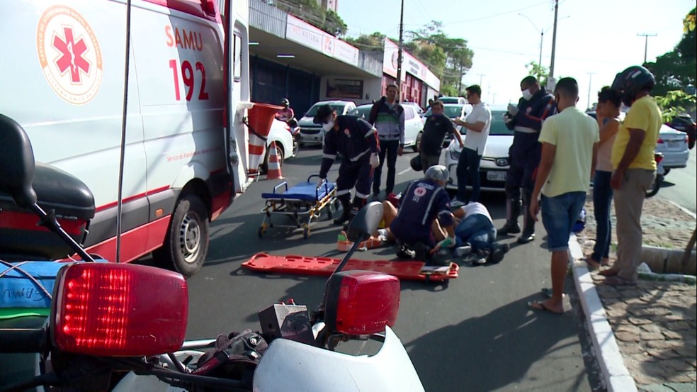 Casal tem fraturas expostas após colisão entre carro e moto na Zona Sul de Teresina  — Foto: TV Clube