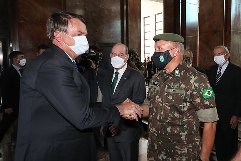 O presidente Jair Bolsonaro cumprimenta o general Júlio Cesar Arruda, então comandante militar do Leste