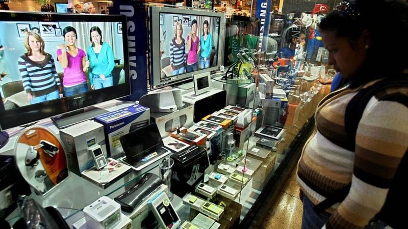 A quantidade de pessoas que visitam shopping centers pode indicar as tendências da atividade comercial (Foto: Getty Images via BBC News)