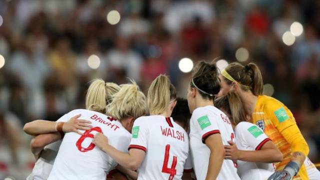 SeleÃ§Ã£o inglesa comemorando a vitÃ³ria contra o JapÃ£o na Copa do Mundo feminina
