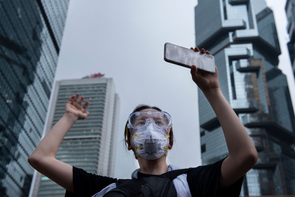 ADMIRALTY, HONG KONG - 2019/06/12: A protester records with her smartphone the confrontation against the police during the demonstration.Thousands of protesters occupied the roads near the Legislative Council Complex in Hong Kong to demand to government  (Foto: LightRocket via Getty Images)