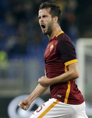 Pjanic  gol Roma x Empoli (Foto: AP)