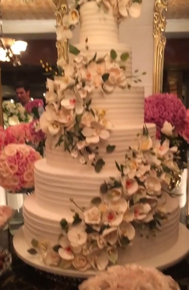 Detalhes da mesa de bolo do casamento de Jésica Beatriz Costa e Sandro Pedroso (Foto: Reprodução/Instagram)