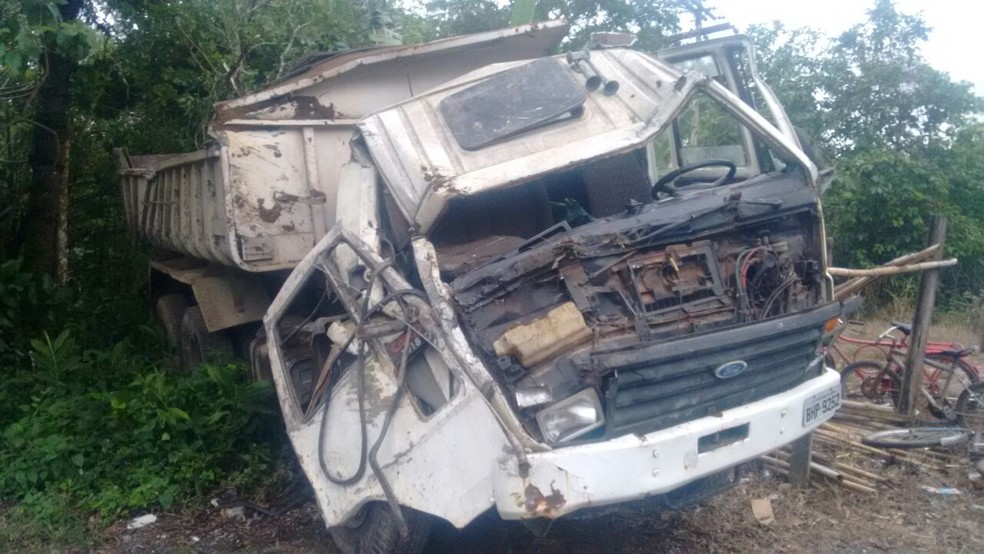 Caminhão ficou destruído após atingir ponto de ônibus (Foto: Divulgação/Polícia Militar Rodoviária)