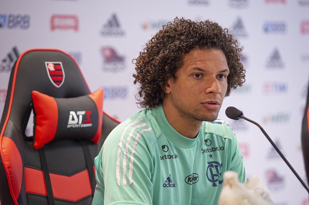 Arão durante entrevista no Ninho — Foto: Alexandre Vidal/Flamengo