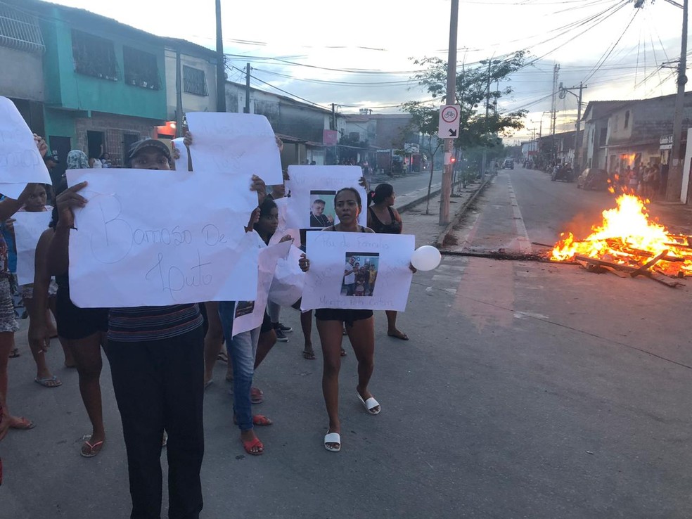 Moradores denunciam suposto caso de violência policial e protesta após morte de cabeleireiro — Foto: Arquivo pessoal