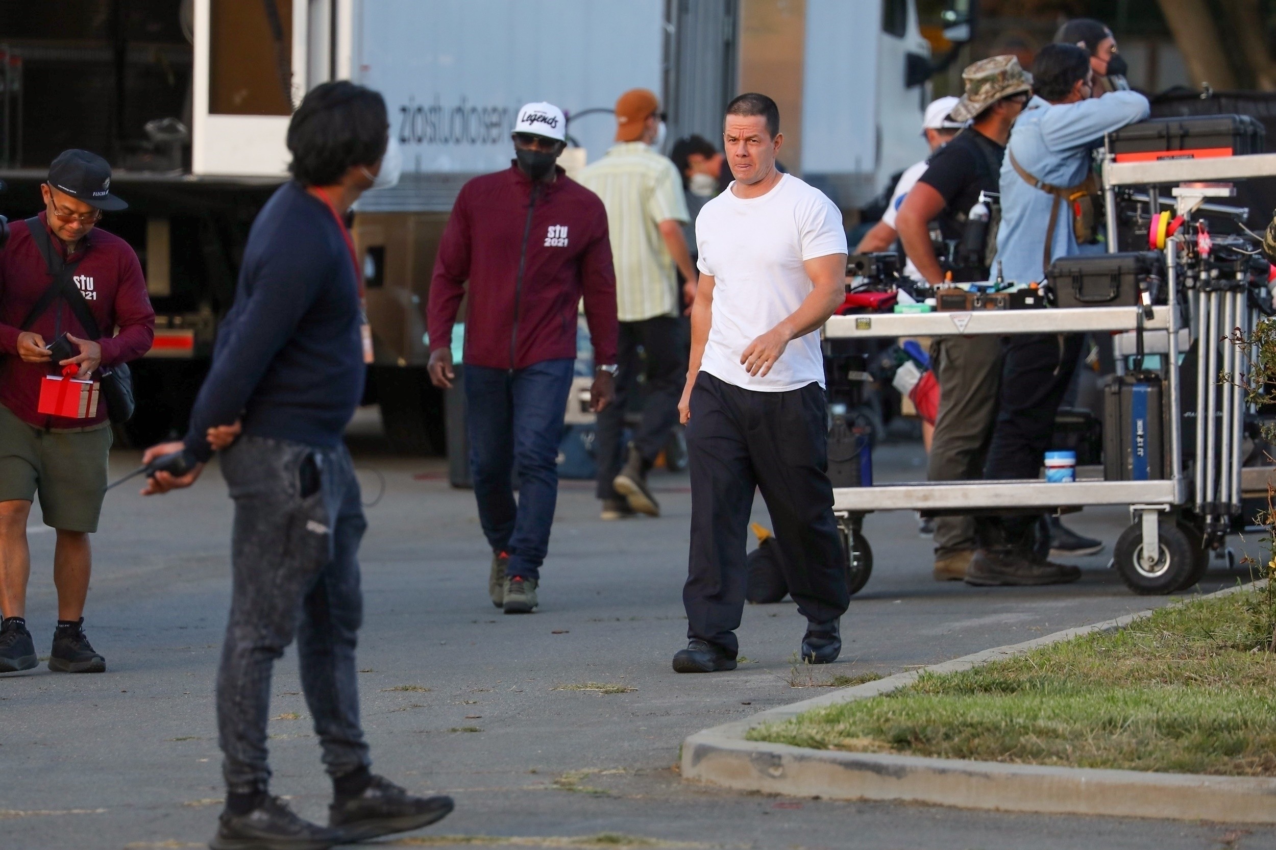 Photo © 2021 Backgrid/The Grosby GroupEXCLUSIVEMalibu, CA  Mark Wahlberg is spotted again wearing the fat suit as as he and Mel Gibson continue to film scenes for 'Stu' in Malibu. The actor who has put on weight for the role was seen on set in a t-shi (Foto: Backgrid/The Grosby Group)