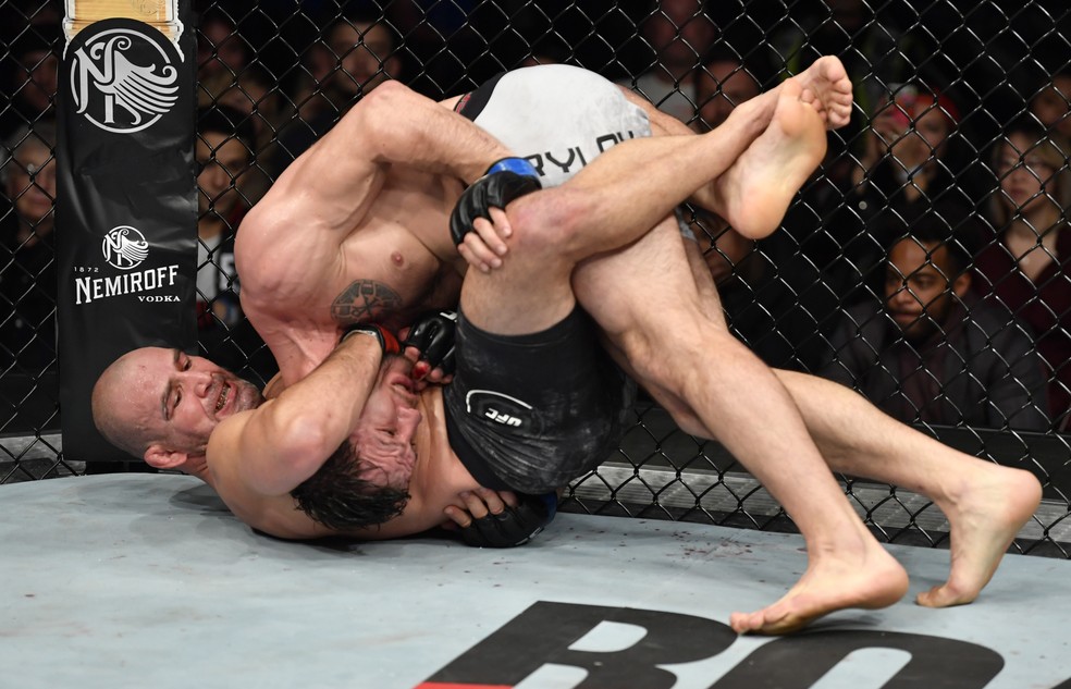 Glover Teixeira tenta guilhotina em Nikita Krylov â?? Foto: Getty Images