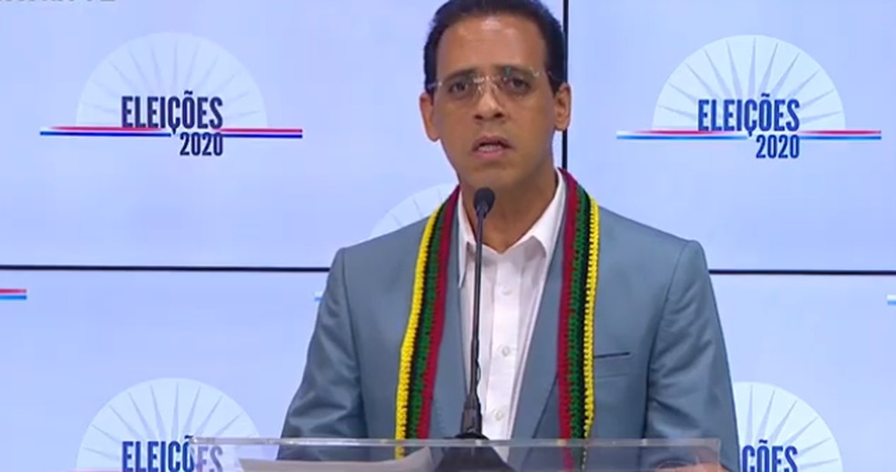 O candidato Hilton Coelho (PSOL) no debate da TV Educadora — Foto: Reprodução / Youtube