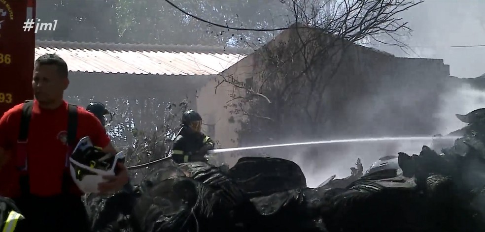 Corpo de Bombeiros ainda trabalha para combater incêndio em empresa de reciclagem de borracha na BR-135 — Foto: Reprodução/ TV Mirante