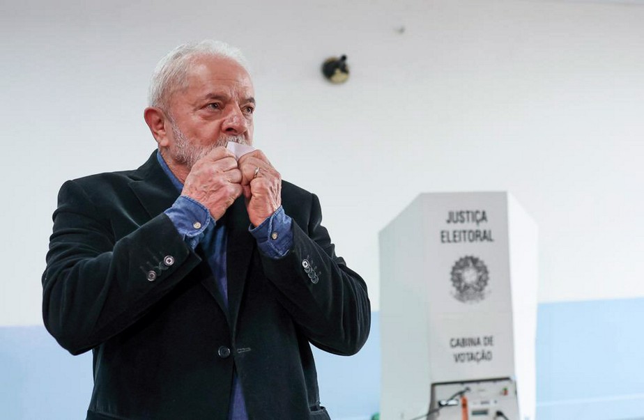 Lula beija o comprovante de votação após votar em São Bernardo do Campo