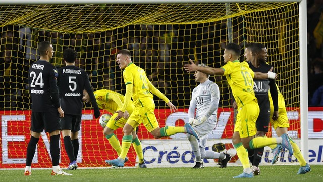 Jogadores do Nantes comemoram em vitria sobre o PSG