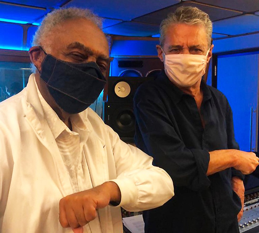 Gilberto Gil e Chico Buarque em estúdio na gravação da música 'Sob pressão' — Foto: Flora Gil / Reprodução página oficial de Gilberto Gil no Facebook