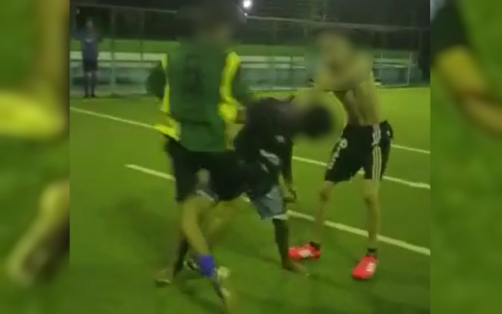 Adolescentes brigam durante jogo de futebol em Bonópolis, em Goiás — Foto: Reprodução/Redes Sociais