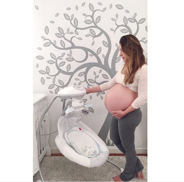 Fernanda Machado com o barrigão de 9 meses no quarto abrigará o primeiro filho, Lucca (Foto: Reprodução / Instagram)