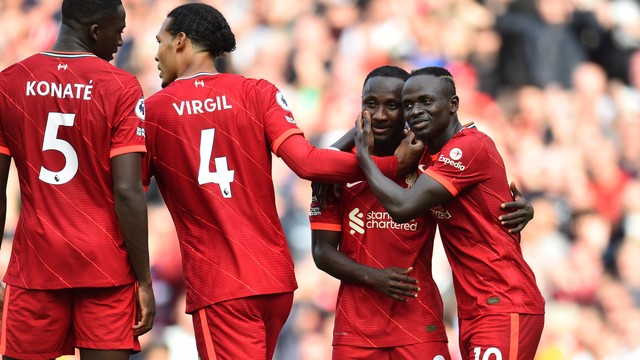 Keita, Mané, Van Dijk e Konaté comemoram o terceiro gol do Liverpool contra o Crystal Palace