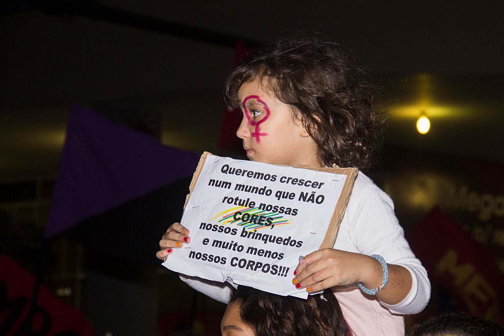 Criança protesta com a mãe contra o sexismo e o estupro coletivo sofrido por uma menina de 16 anos em 2016 no Rio de Janeiro (Foto: Getty Images)