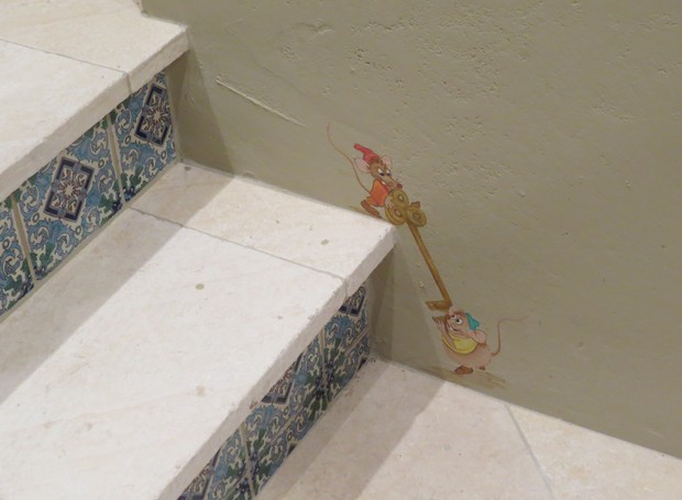 Outro detalhe fofo: os ratinhos Jaq e Tata, da animação Cinderela, aparecem brincando no degrau da escada que leva aos quartos  (Foto: Stéphanie Durante)