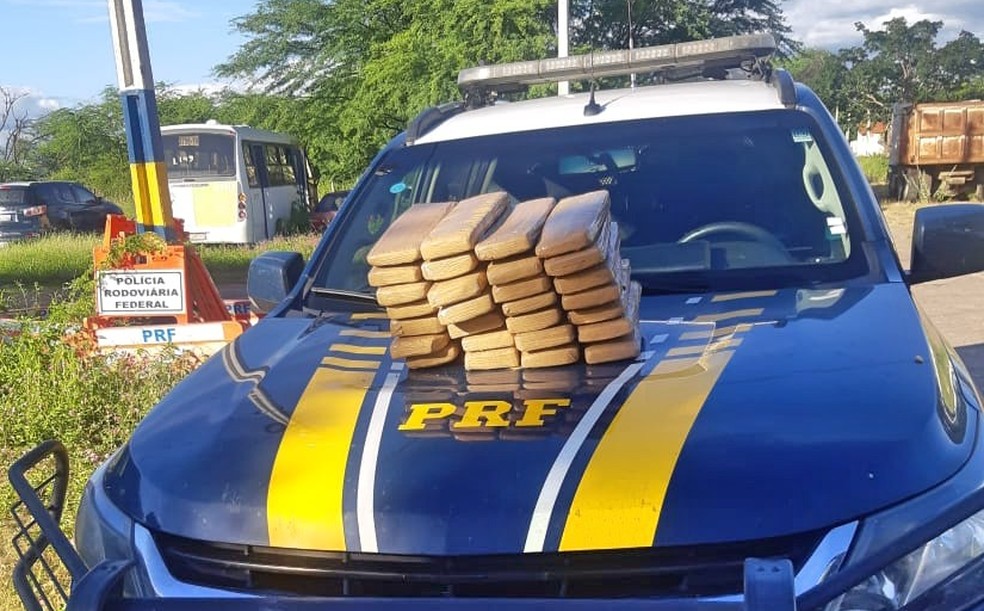 Dois homens são detidos com 30 kg de maconha na BR 116 em Salgueiro — Foto: PRF