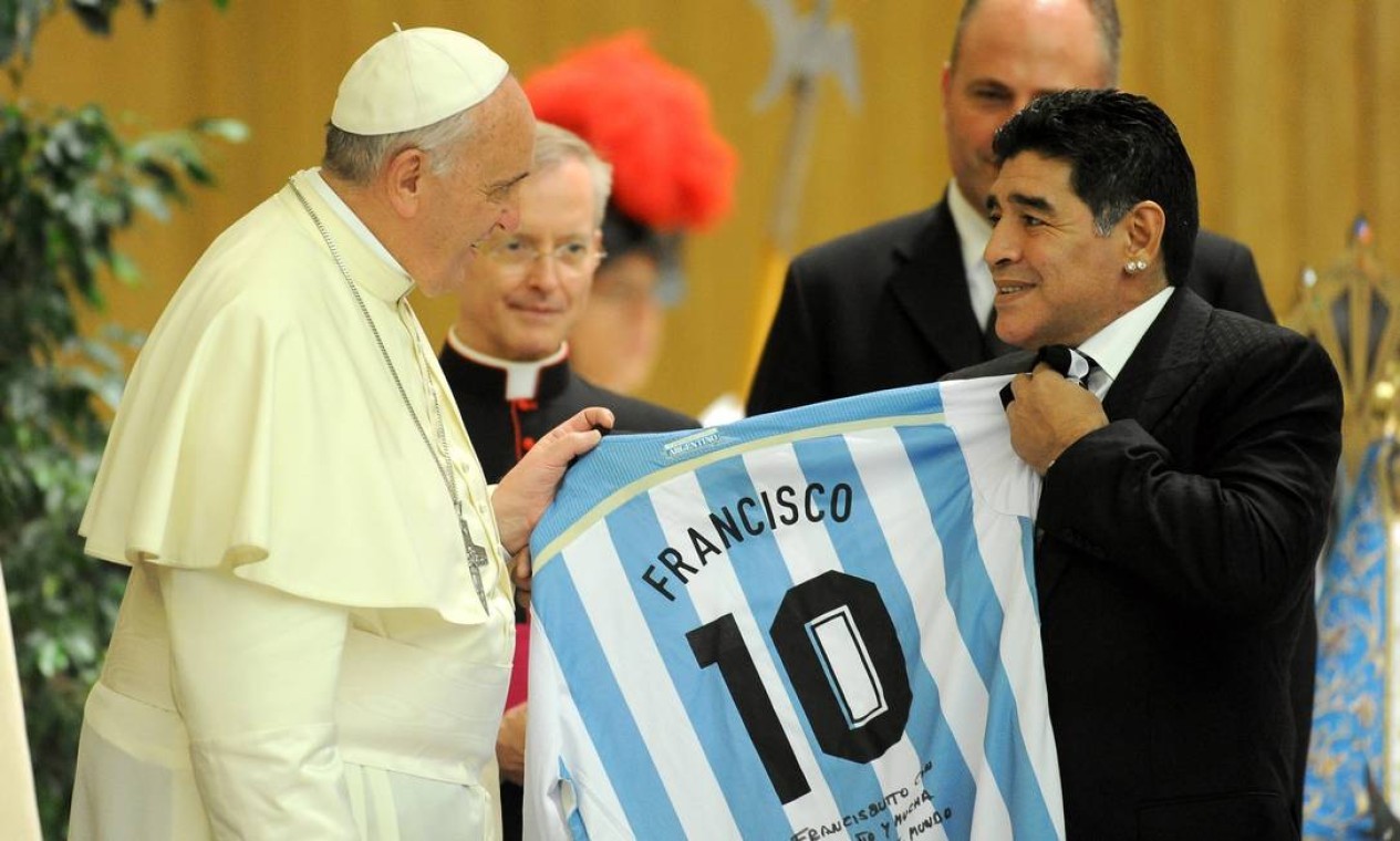 Papa Francisco encontra Diego Maradona durante uma audiência com os jogadores do "Jogo Interrreligioso pela Paz", no Salão Paulo VI, em setembro de 2014 — Foto: Pier Marco Tacca / AFP