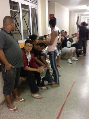 Pacientes aguardando por atendimento no Hospital de Planaltina (Foto: G1)